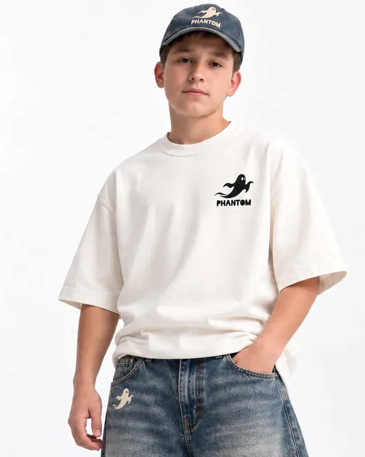 Modelo con polera oversize blanca, gorra y jeans PHANTOM